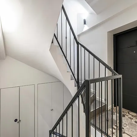 Bright Duplex Mezzanine - Center - 1br 3p Appartamento *