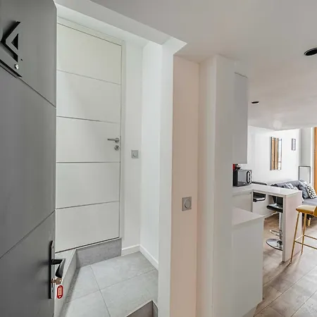 Bright Duplex Mezzanine - Center - 1br 3p *